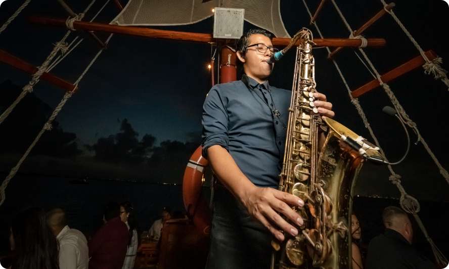 Saxofón en vivo durante la cena