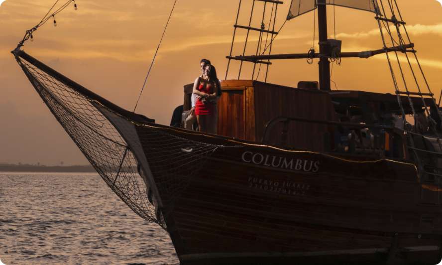 Galeón Columbus al atardecer