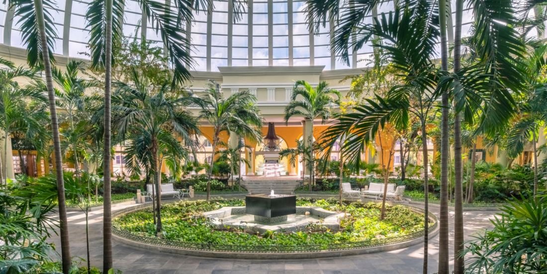 JOIA Paraíso by Iberostar · Jardín interior del vestíbulo