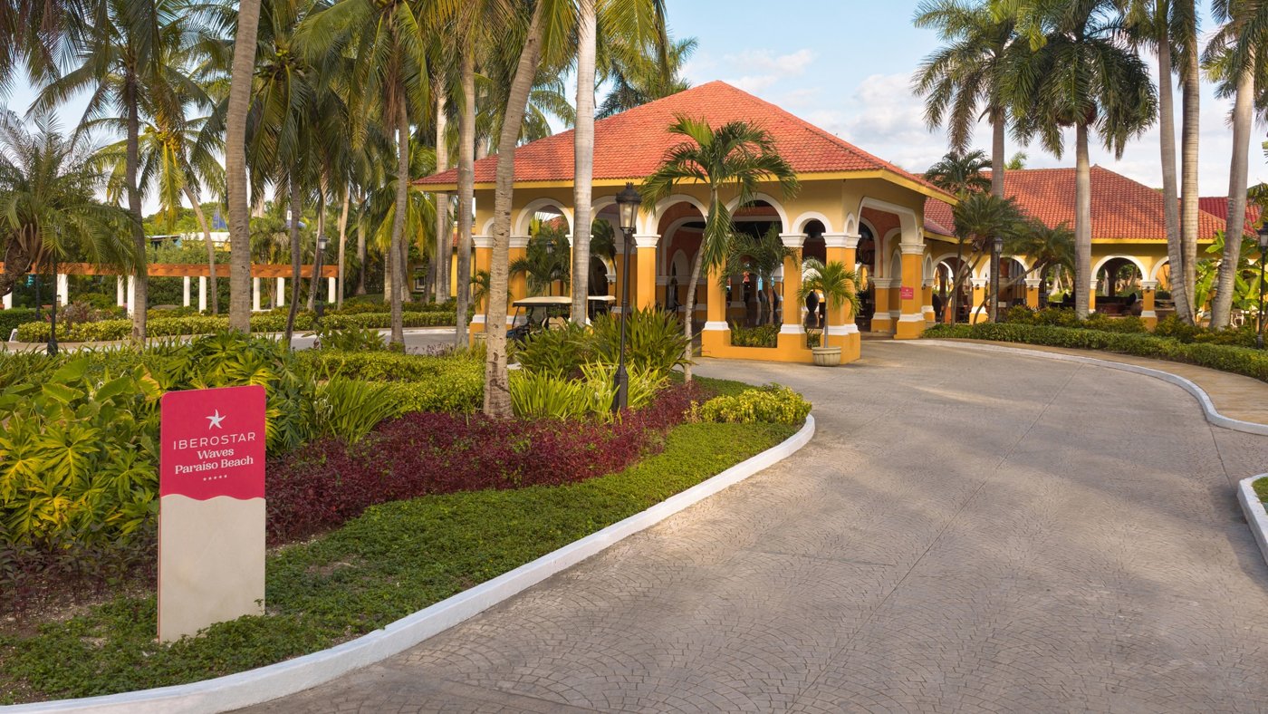 Iberostar Waves Paraíso Beach · Entrada del hotel