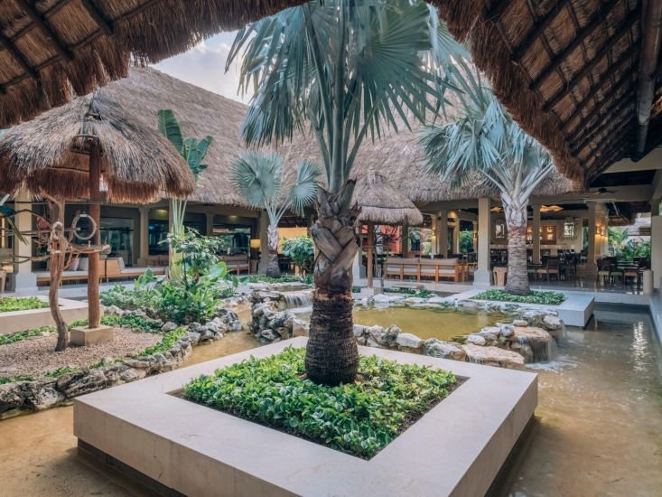 Iberostar Waves Quetzal · Patio del lobby