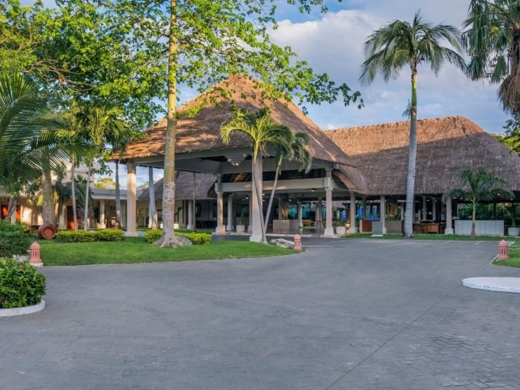 Iberostar Waves Tucán · Acceso vehicular al lobby