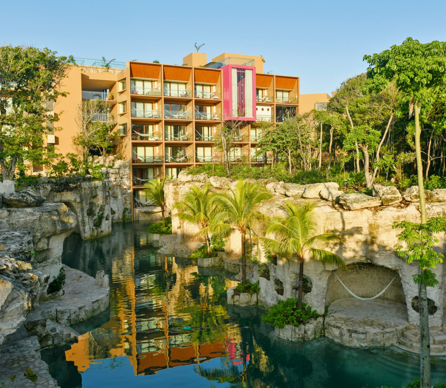 Hotel Xcaret México · Edificios y río